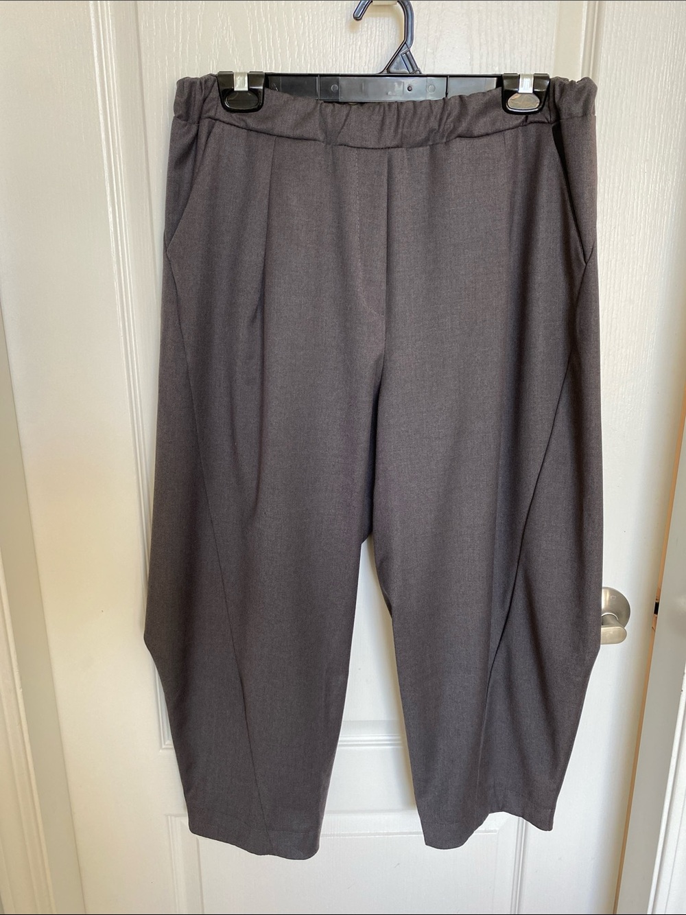 Relaxed Ankle Cropped Pants in Charcoal